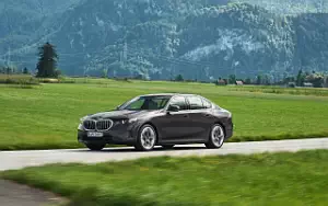 Cars wallpapers BMW 530e (Sophisto Grey Metallic) - 2023