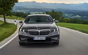 Cars wallpapers BMW 530e (Sophisto Grey Metallic) - 2023