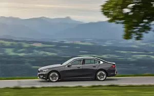Cars wallpapers BMW 530e (Sophisto Grey Metallic) - 2023