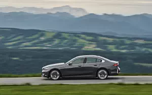 Cars wallpapers BMW 530e (Sophisto Grey Metallic) - 2023