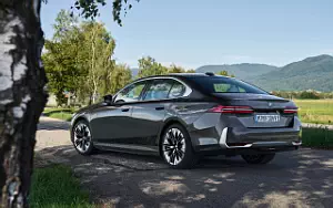 Cars wallpapers BMW 530e (Sophisto Grey Metallic) - 2023