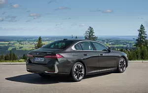 Cars wallpapers BMW 530e (Sophisto Grey Metallic) - 2023