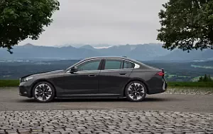 Cars wallpapers BMW 530e (Sophisto Grey Metallic) - 2023