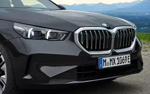Cars wallpapers BMW 530e (Sophisto Grey Metallic) - 2023