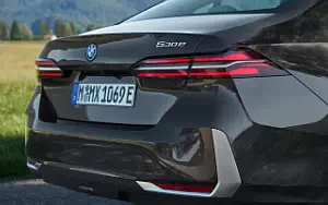 Cars wallpapers BMW 530e (Sophisto Grey Metallic) - 2023