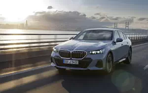 Cars wallpapers BMW i5 eDrive40 M Sport (Brooklyn Grey Metallic) - 2023