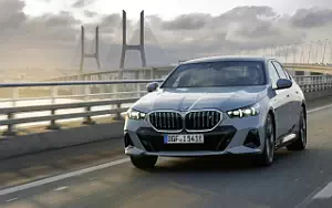 Cars wallpapers BMW i5 eDrive40 M Sport (Brooklyn Grey Metallic) - 2023