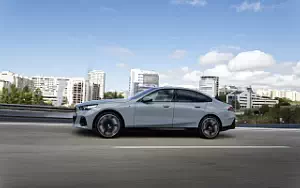 Cars wallpapers BMW i5 eDrive40 M Sport (Brooklyn Grey Metallic) - 2023