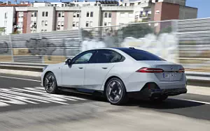 Cars wallpapers BMW i5 eDrive40 M Sport (Brooklyn Grey Metallic) - 2023
