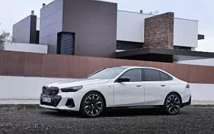 Cars wallpapers BMW i5 M60 xDrive (Alpine White Metallic) - 2023