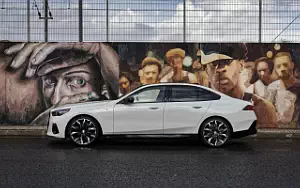 Cars wallpapers BMW i5 M60 xDrive (Alpine White Metallic) - 2023