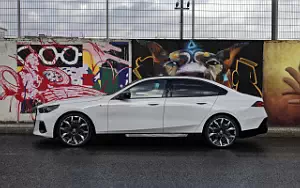 Cars wallpapers BMW i5 M60 xDrive (Alpine White Metallic) - 2023