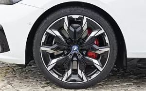 Cars wallpapers BMW i5 M60 xDrive (Alpine White Metallic) - 2023