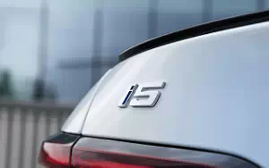 Cars wallpapers BMW i5 M60 xDrive (Alpine White Metallic) - 2023