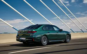 Cars wallpapers BMW i7 M70 xDrive (Aurora Diamond Green) - 2023