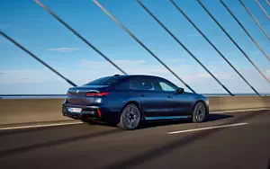 Cars wallpapers BMW i7 M70 xDrive (Frozen Tanzanite Blue) - 2023