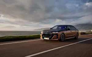 Cars wallpapers BMW i7 M70 xDrive (Two Tone Liquid Copper Sapphire Black) - 2023