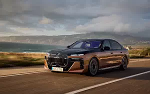 Cars wallpapers BMW i7 M70 xDrive (Two Tone Liquid Copper Sapphire Black) - 2023