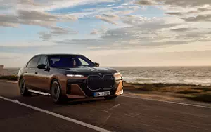 Cars wallpapers BMW i7 M70 xDrive (Two Tone Liquid Copper Sapphire Black) - 2023