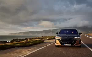 Cars wallpapers BMW i7 M70 xDrive (Two Tone Liquid Copper Sapphire Black) - 2023
