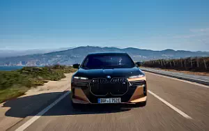 Cars wallpapers BMW i7 M70 xDrive (Two Tone Liquid Copper Sapphire Black) - 2023