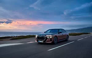 Cars wallpapers BMW i7 M70 xDrive (Two Tone Liquid Copper Sapphire Black) - 2023