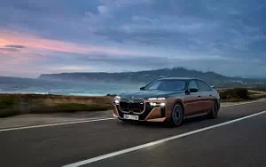 Cars wallpapers BMW i7 M70 xDrive (Two Tone Liquid Copper Sapphire Black) - 2023