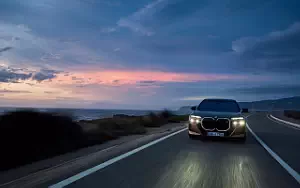 Cars wallpapers BMW i7 M70 xDrive (Two Tone Liquid Copper Sapphire Black) - 2023