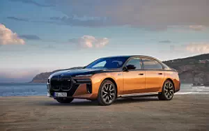 Cars wallpapers BMW i7 M70 xDrive (Two Tone Liquid Copper Sapphire Black) - 2023