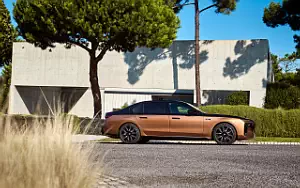Cars wallpapers BMW i7 M70 xDrive (Two Tone Liquid Copper Sapphire Black) - 2023