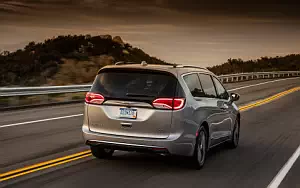 Cars wallpapers Chrysler Pacifica Limited - 2016