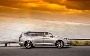 Cars wallpapers Chrysler Pacifica Limited - 2016