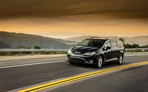 Cars wallpapers Chrysler Pacifica Touring-L Plus - 2016