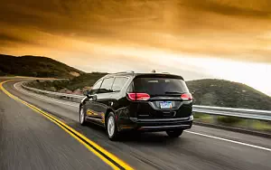 Cars wallpapers Chrysler Pacifica Touring-L Plus - 2016