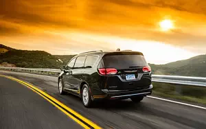 Cars wallpapers Chrysler Pacifica Touring-L Plus - 2016