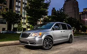 Cars wallpapers Chrysler Town & Country 30th Anniversary Edition - 2013