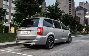 Cars wallpapers Chrysler Town & Country 30th Anniversary Edition - 2013