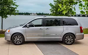 Cars wallpapers Chrysler Town & Country 30th Anniversary Edition - 2013