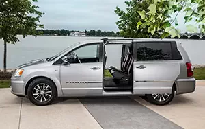 Cars wallpapers Chrysler Town & Country 30th Anniversary Edition - 2013