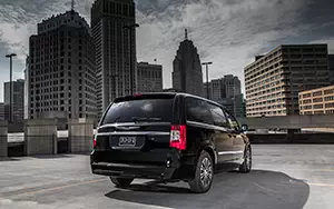 Cars wallpapers Chrysler Town & Country S - 2013