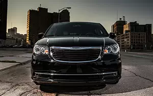 Cars wallpapers Chrysler Town & Country S - 2013