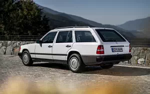 Cars wallpapers Mercedes-Benz 300 TD Turbo 4MATIC S124 - 1989