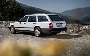Cars wallpapers Mercedes-Benz 300 TD Turbo 4MATIC S124 - 1989