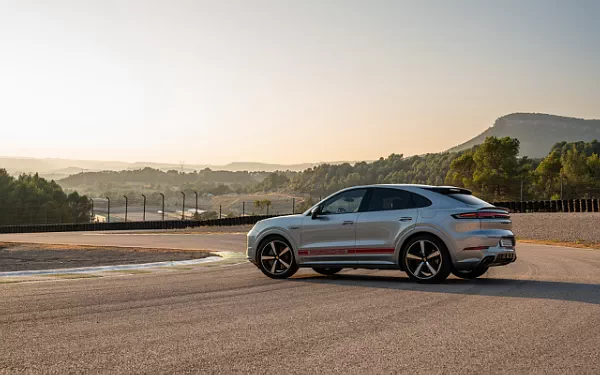 Cars wallpapers Porsche Cayenne Turbo E-Hybrid Coupe - 2023