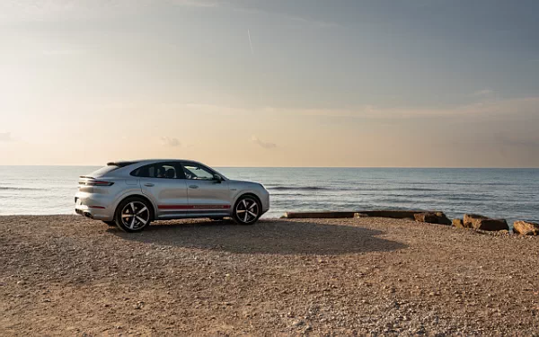 Cars wallpapers Porsche Cayenne Turbo E-Hybrid Coupe - 2023