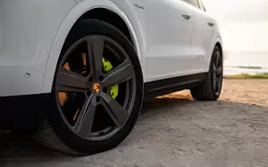 Cars wallpapers Porsche Cayenne S E-Hybrid (Carrara White Metallic) - 2023