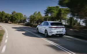 Cars wallpapers Porsche Cayenne Turbo E-Hybrid (Carrara White Metallic) - 2023