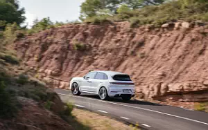 Cars wallpapers Porsche Cayenne Turbo E-Hybrid (Carrara White Metallic) - 2023