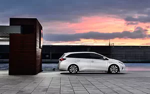 Cars wallpapers Toyota Auris Touring Sports Hybrid - 2013