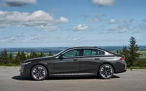 Cars wallpapers BMW 530e (Sophisto Grey Metallic) - 2023